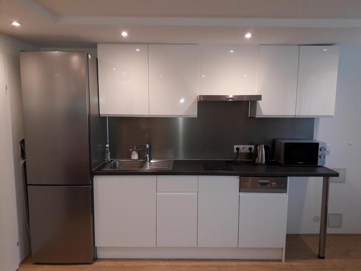 ウィーンCosy Flat In The Quiet Area With Own Garden, Free Parking And Direct Public Transport Link To The Centreアパートメント エクステリア 写真