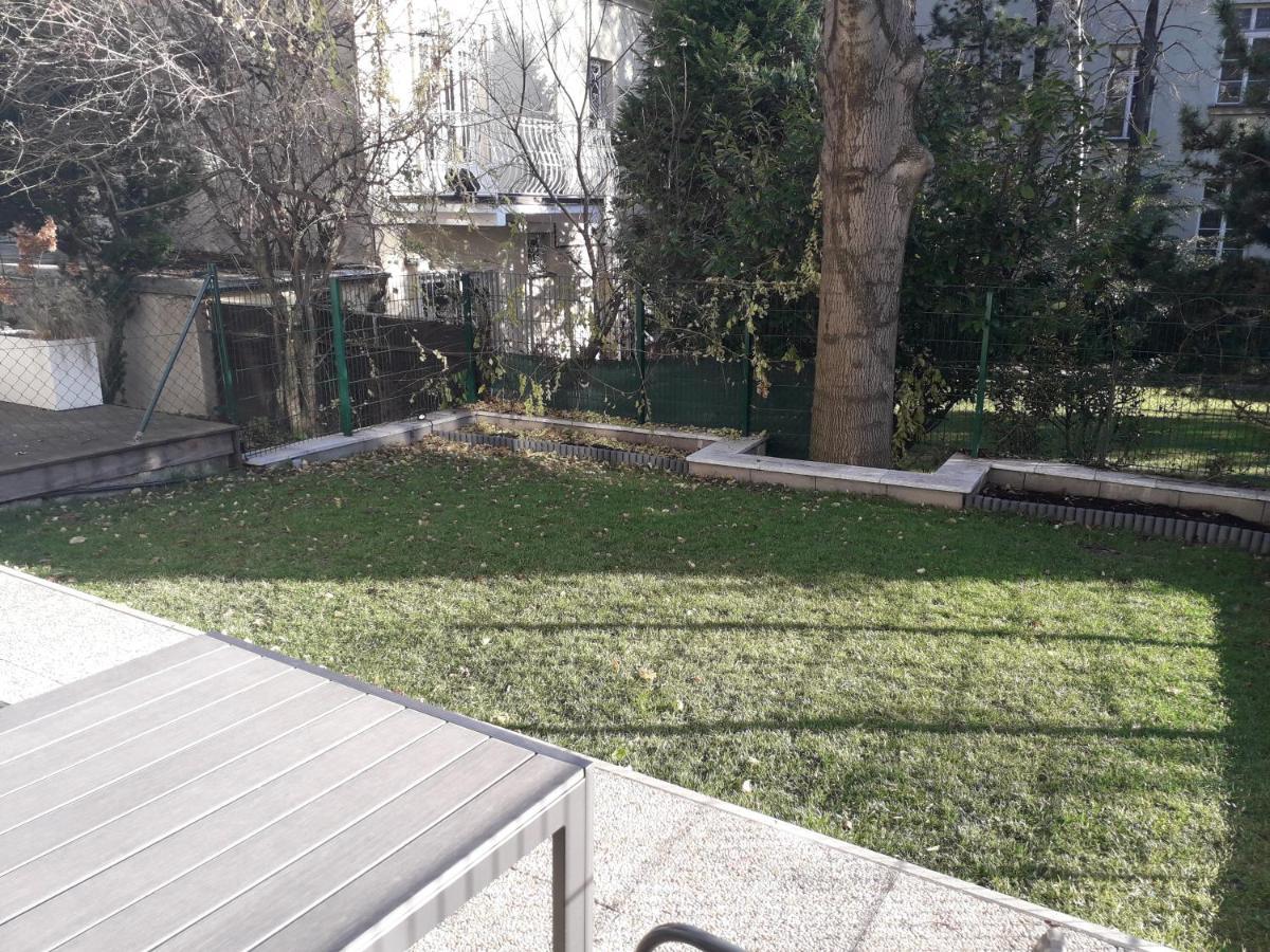 ウィーンCosy Flat In The Quiet Area With Own Garden, Free Parking And Direct Public Transport Link To The Centreアパートメント エクステリア 写真