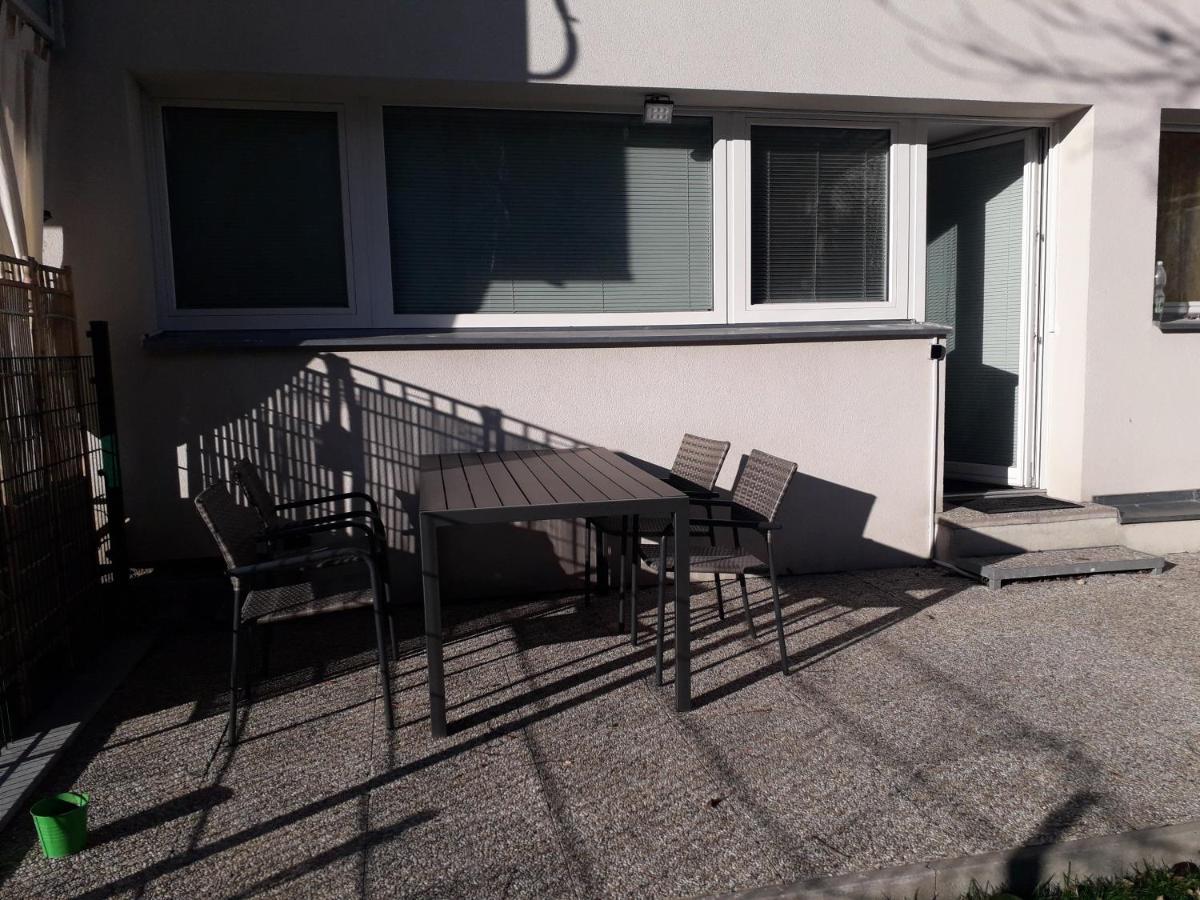 ウィーンCosy Flat In The Quiet Area With Own Garden, Free Parking And Direct Public Transport Link To The Centreアパートメント エクステリア 写真